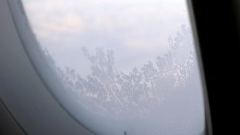 vidrio congelado de iluminador en avión en vuelo