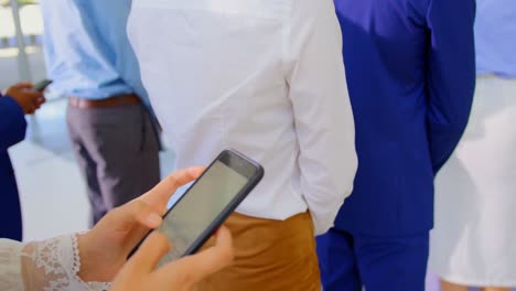 mujer de negocios de pie en la cola en un seminario de negocios 4k