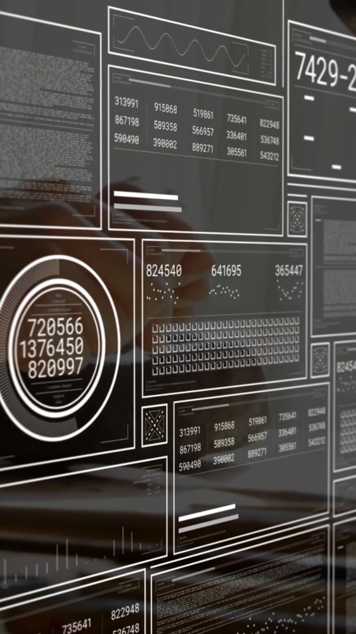 Vertikal video: Kamera panorerer og viser en utvikler som taster på PC mens HUD-diagrammer oppdateres for teknisk analyse.