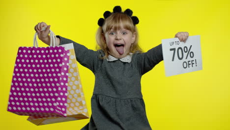 niña mostrando hasta un 70 por ciento de descuento en carteles de inscripción y bolsas de compras. alumno adolescente sonriendo