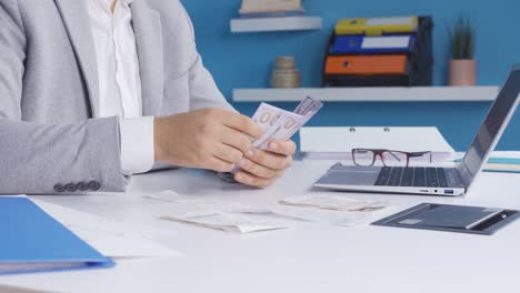 el empleado de oficina calcula el presupuesto del hogar en su habitación y se enoja por los precios exorbitantes de las facturas de gastos.