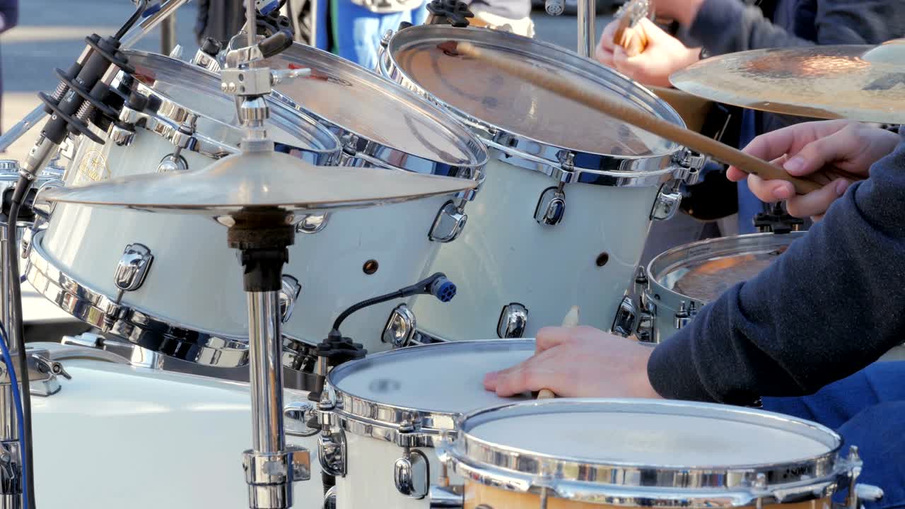 Batterista anonimo che suona sul palco