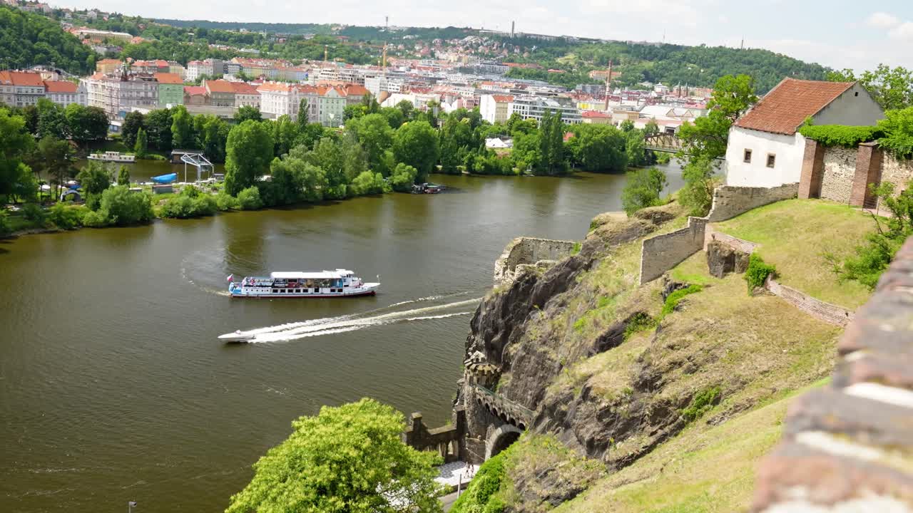 el río praga visto desde una fortaleza