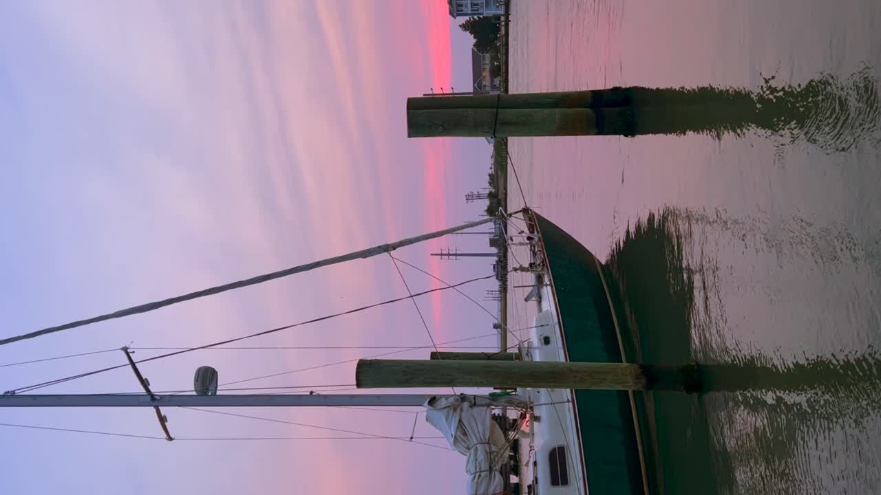 barco atracado en la bahía durante la puesta de sol