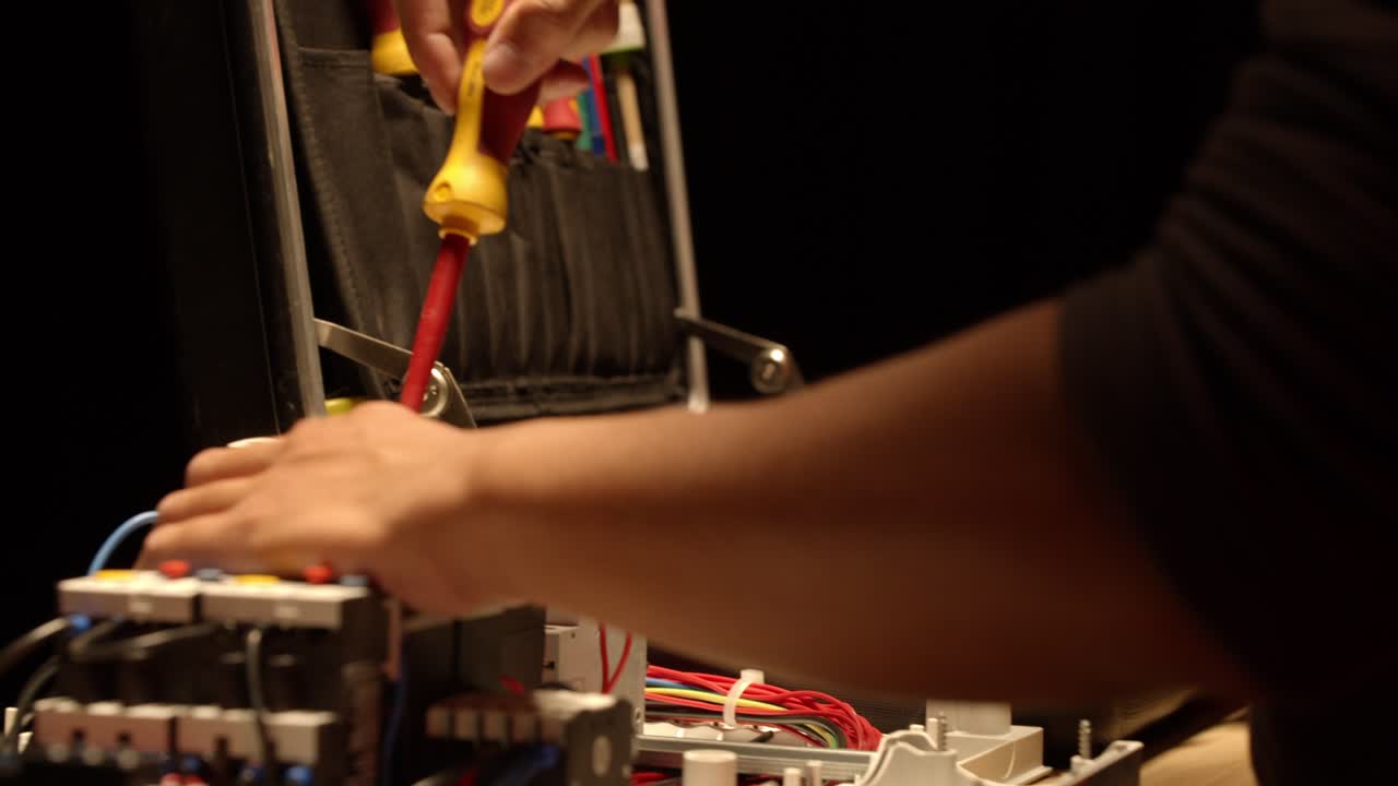 electricista abriendo su caja de herramientas.