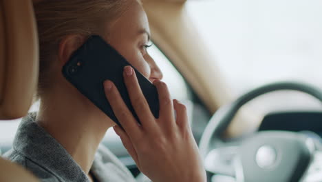 Rückansicht-Einer-Frau,-Die-Hinter-Dem-Lenkrad-Telefoniert.-Mädchen-Ruft-Smartphone-An