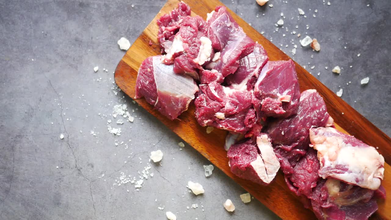 Potongan Daging Sapi Mentah di atas Talenan