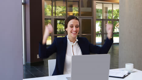 mujer de negocios trabajando en una computadora portátil en el escritorio 4k