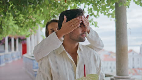hombre romántico esperando a su novia en la terraza de primer plano. pareja alegre regocijándose