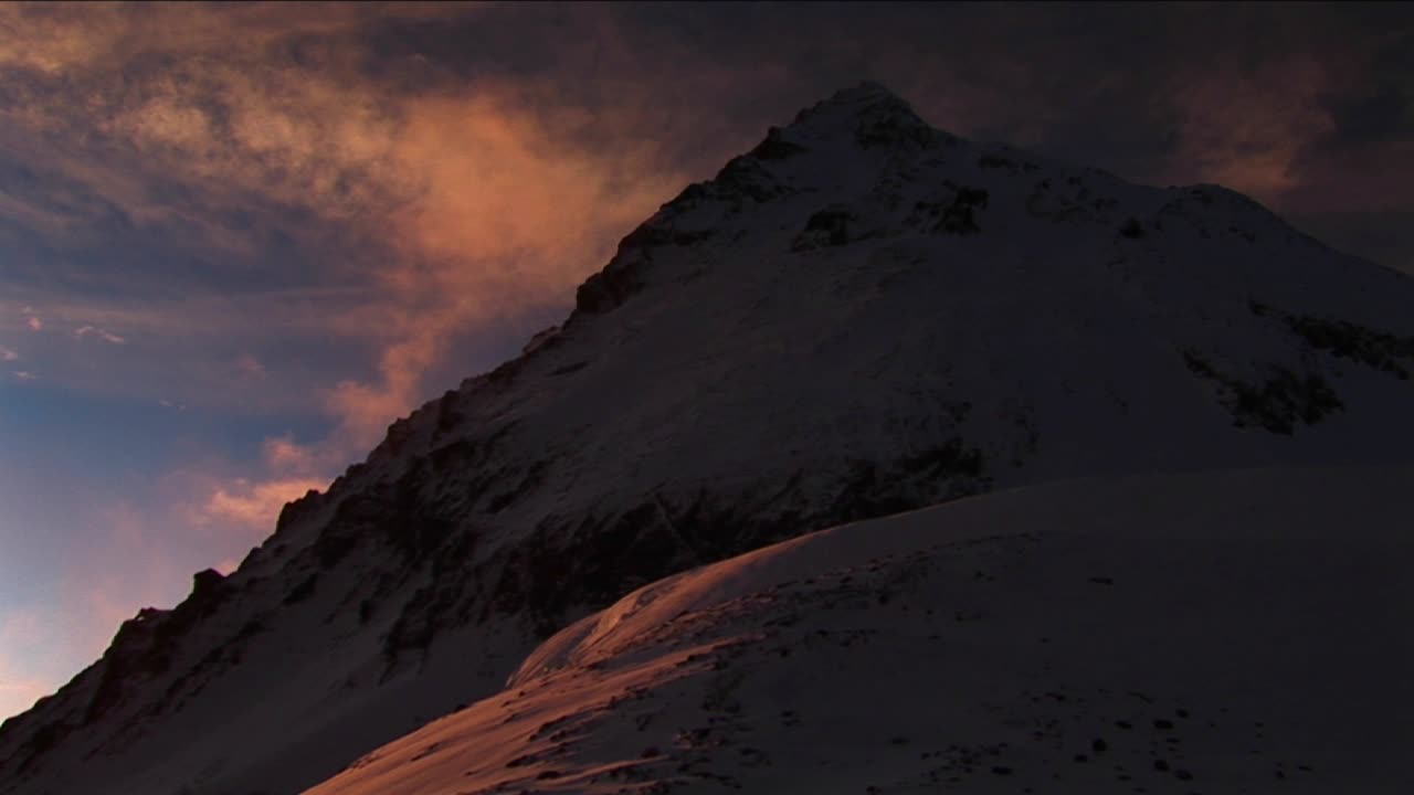 el amanecer en el everest ilumina la montaña