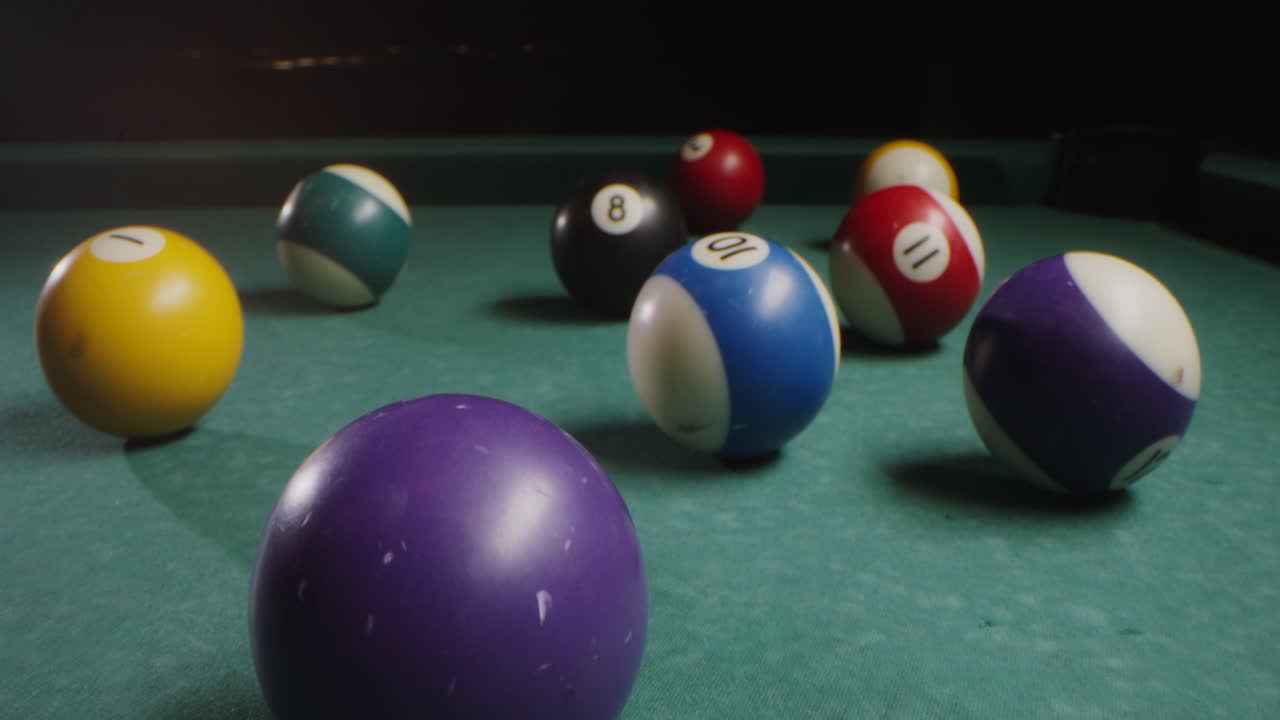 mesa de billar con bolas de billar