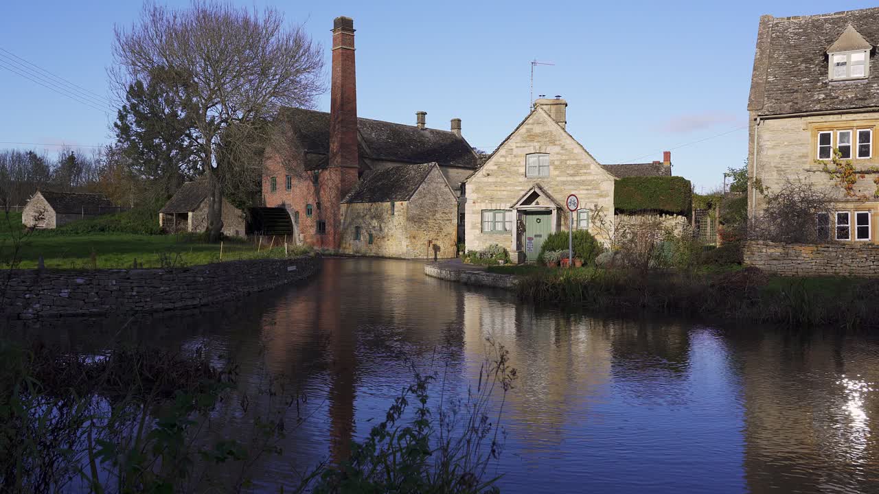 Pittoresk udsigt over en vandmølle og stenhuse i den charmerende, gammeldags Cotswolds-landsby Lower Slaughter.