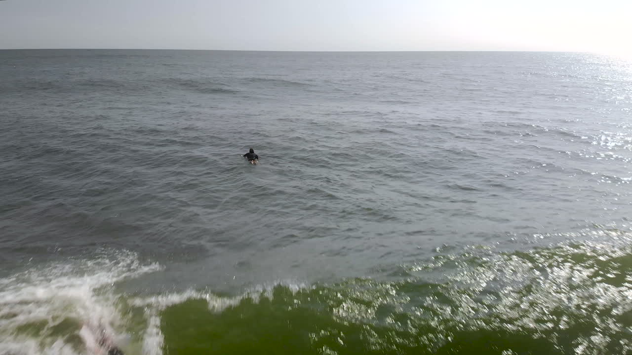 파도를 타는 서퍼의 서사시 드론 트래킹 샷