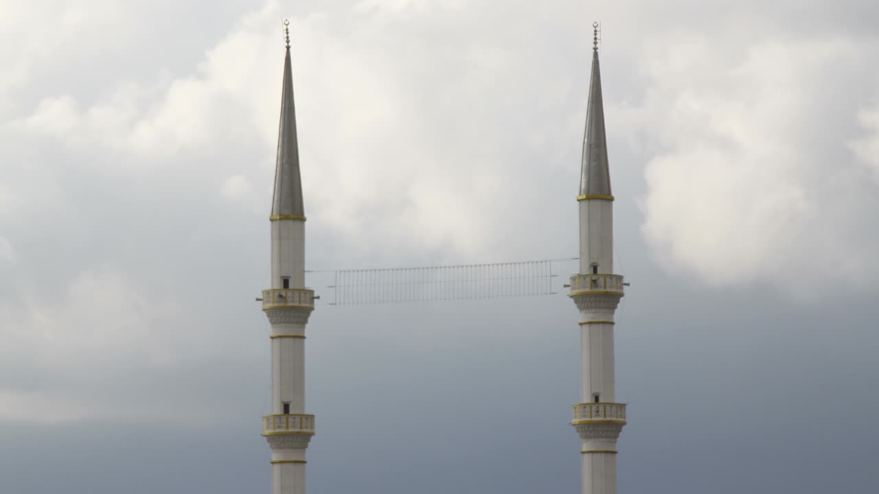 푸른 아침 하늘을 배경으로 두 개의 미나 4k 타임 스