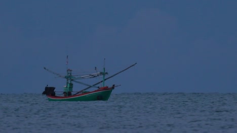 Los-Barcos-De-Pesca-En-Tailandia-Esperan-En-Medio-Del-Océano-A-Que-Oscurezca-Para-Poder-Encender-Sus-Luces-Verdes-Y-Comenzar-A-Pescar-Y-Pescar-Camarones