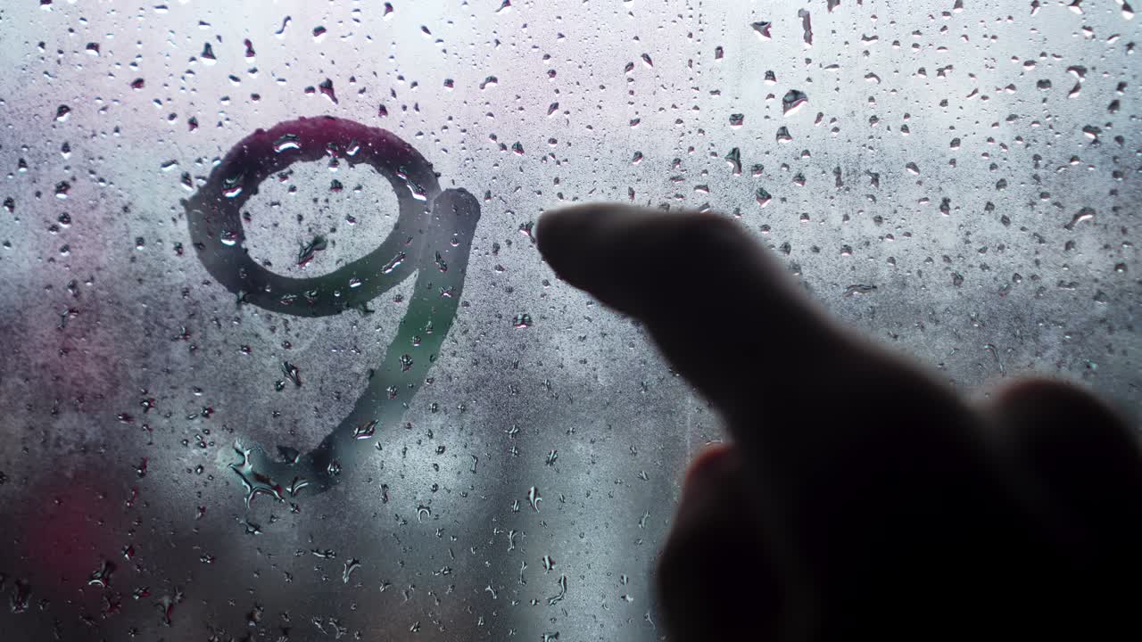 "영국어로 ""911""라는 문구가 얼어붙은 유리 위에 새겨져 있다."