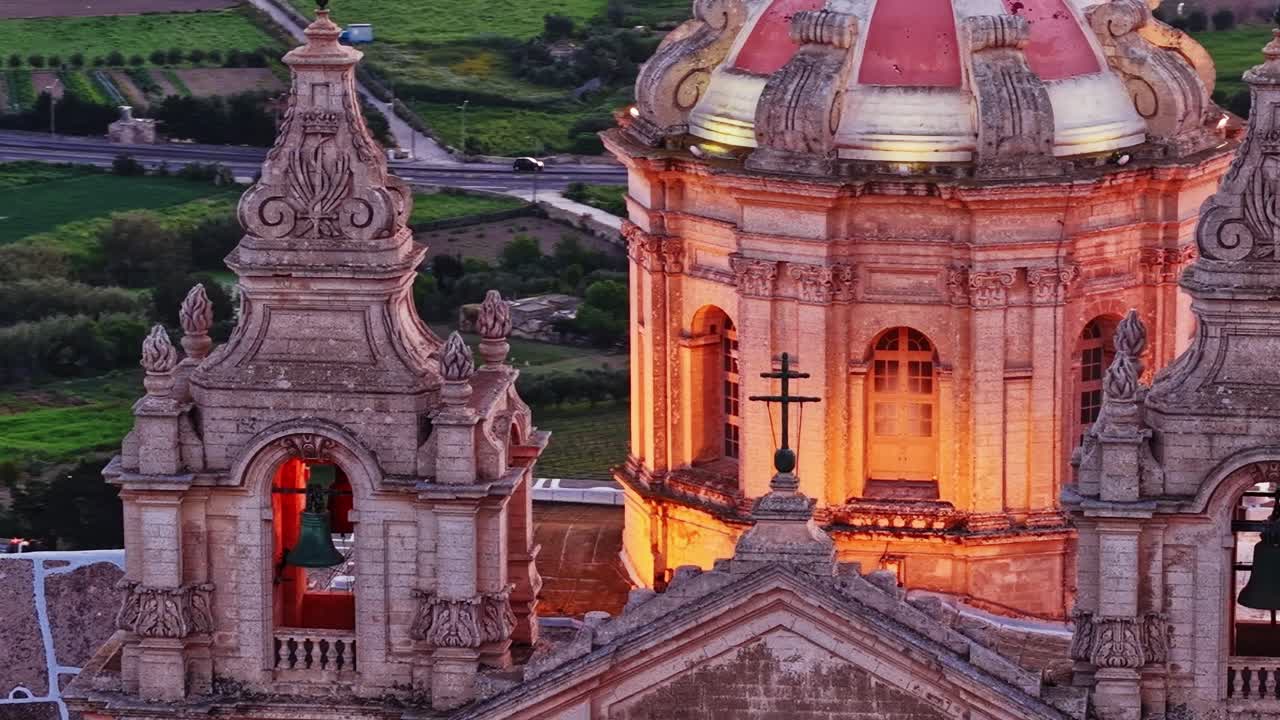 Vista do pôr do sol das torres sineiras da igreja em Malta com paisagem no plano de fundo