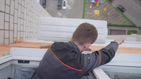 Instalación-De-Aire-Acondicionado-En-El-Departamento-Unidad-Exterior-Al-Frente-En-Piso-Alto-Vista-Desde-Arriba.-Instalación-De-Sistemas-De-Ventilación-Y-Refrigeración-Por-Aire.