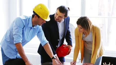 arquitecturas discutiendo sobre el plan