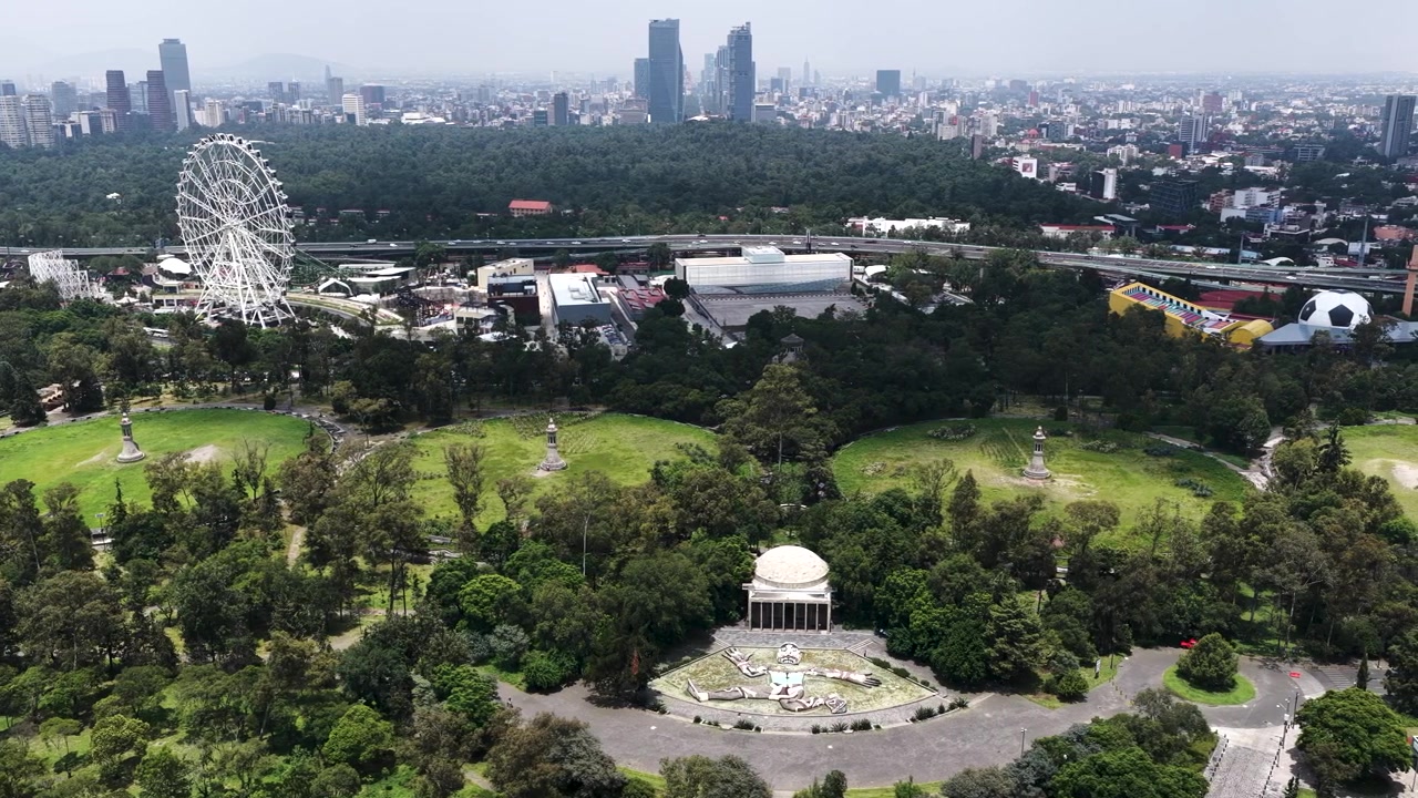Meksika Şehri Chapultepec'teki Diego Rivera duvar resminin hava videosu.