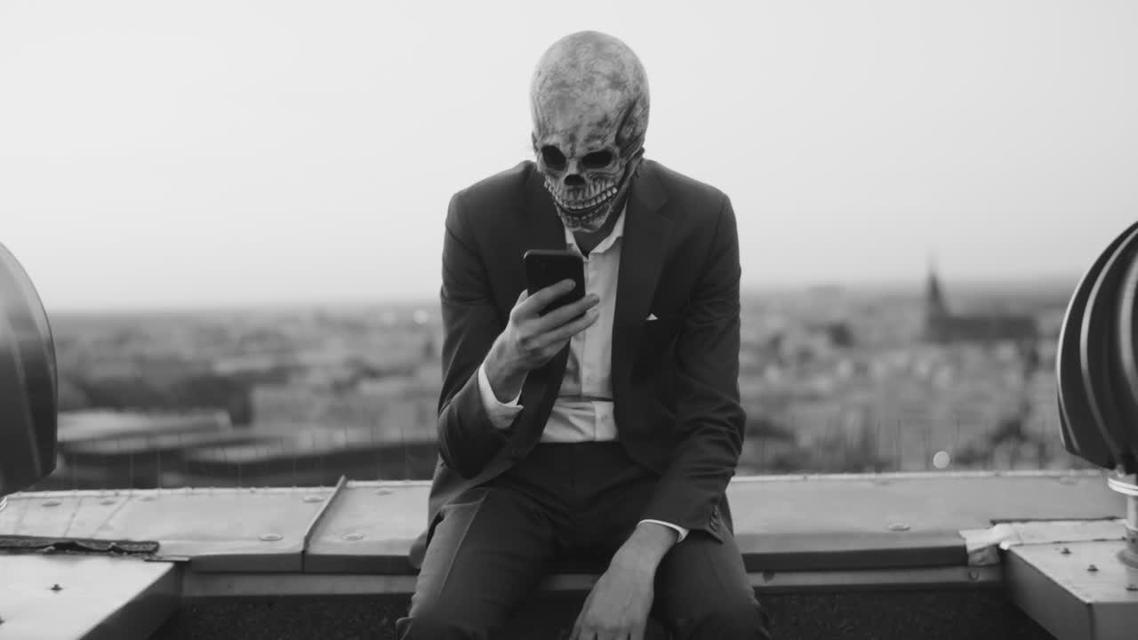 Una persona con una maschera a teschio in varie pose su un tetto di città