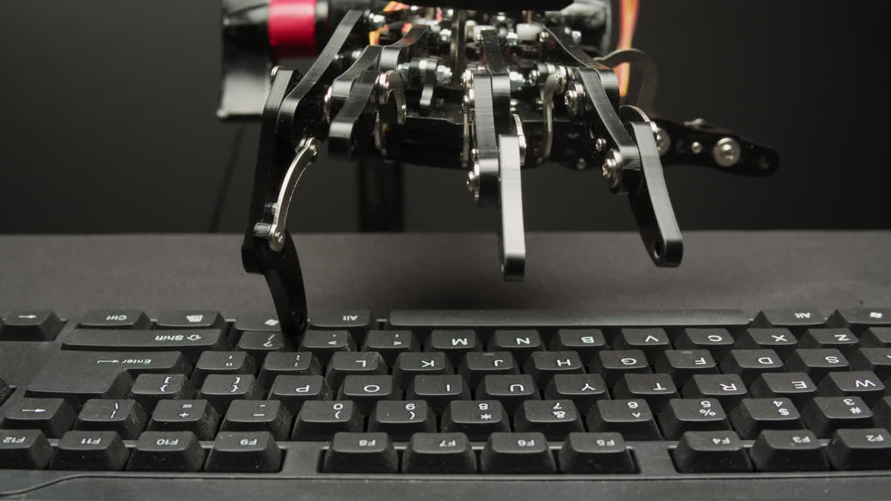 робот, печатающий рукой на клавиатуре