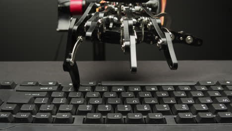 robot escribiendo a mano en un teclado