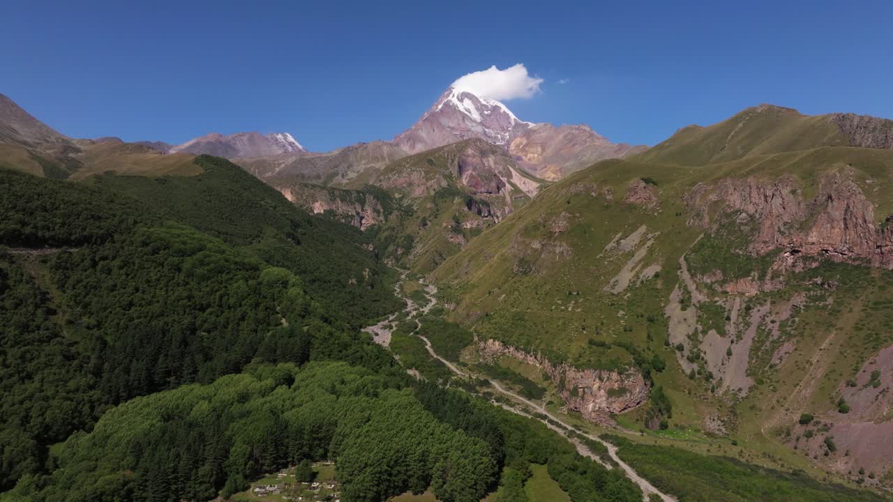 fotografía aérea con el monte kazbek, georgia en el fondo