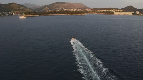 una lancha rápida cruza el mar adriático cerca de dubrovnik, croacia - antena