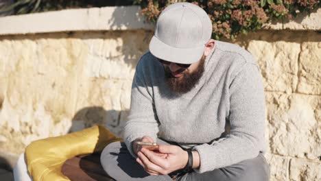 hombre usando teléfono inteligente al aire libre
