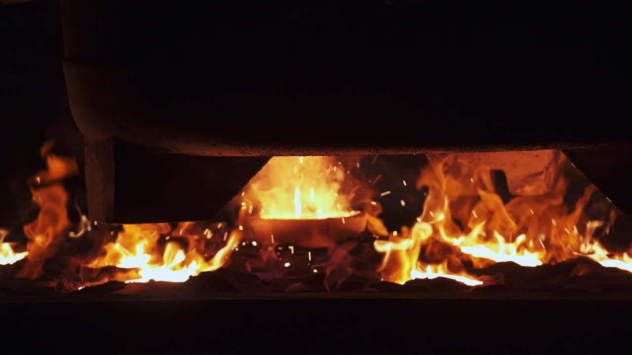 오븐에서 금속을 녹이는 과정