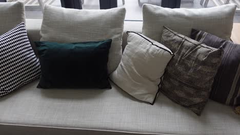 sofá gris moderno con almohadas en la sala de estar en casa foto de alta calidad