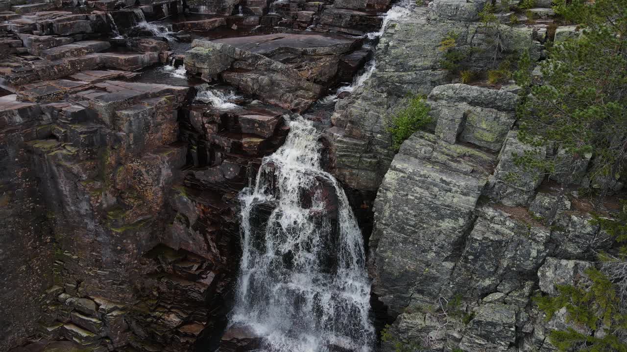 Stødige opptak av toppen av en foss