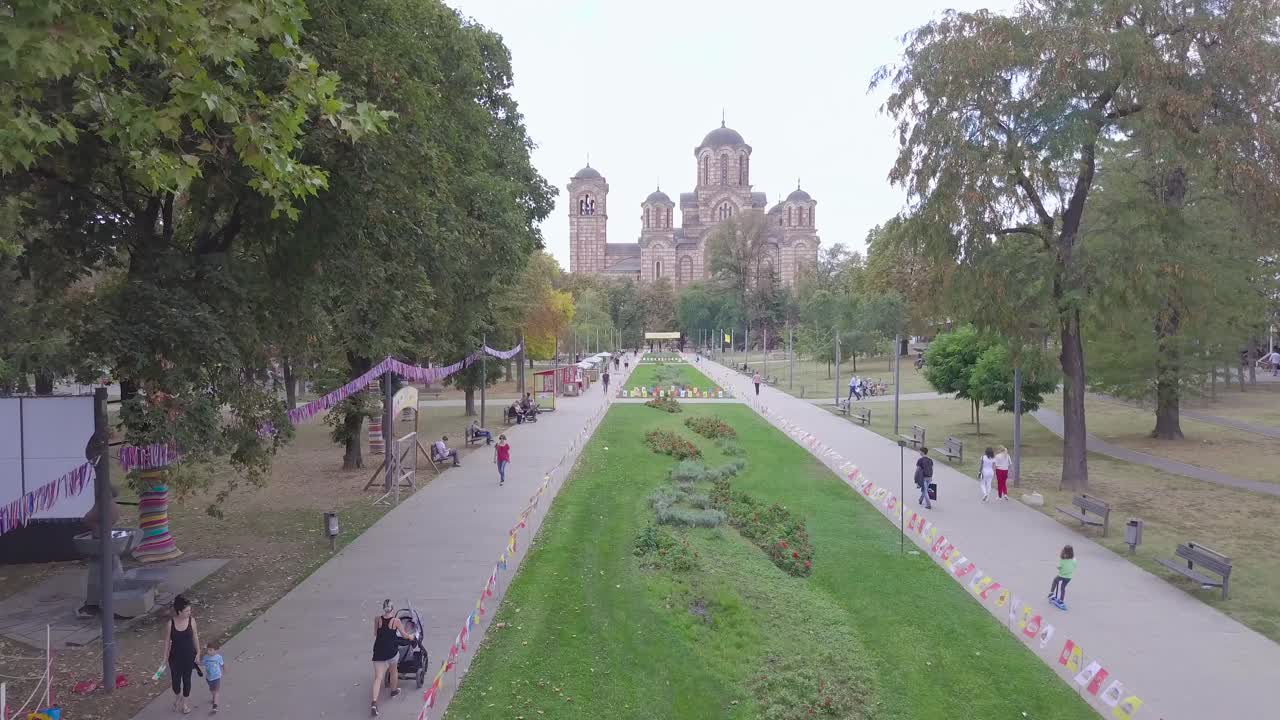 foto aérea de apertura lenta del parque tasmajdan y la iglesia de san marcos en un día de verano, belgrado