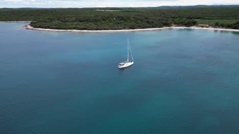 Velero-En-Istria,-Croacia