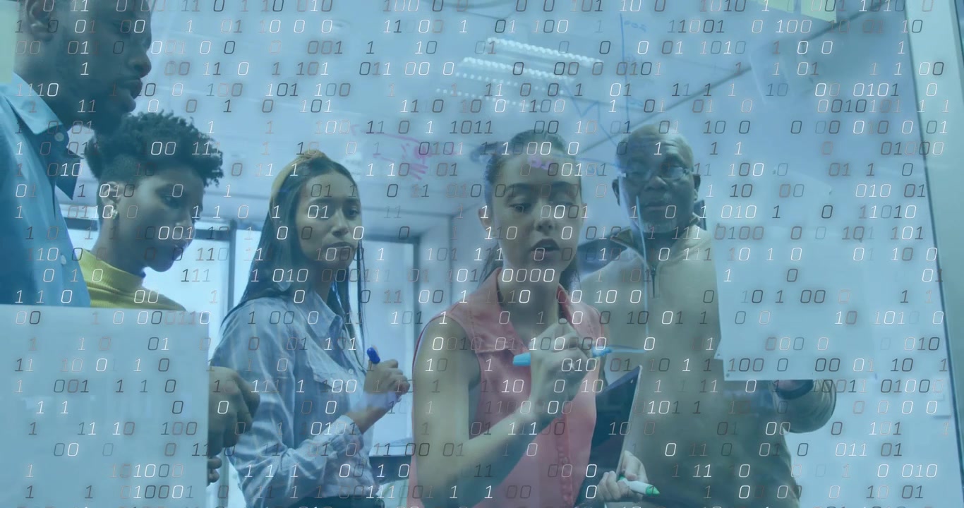 Apresentador avançando, esboçando um gráfico empresarial com marcadores em um quadro transparente para planejamento