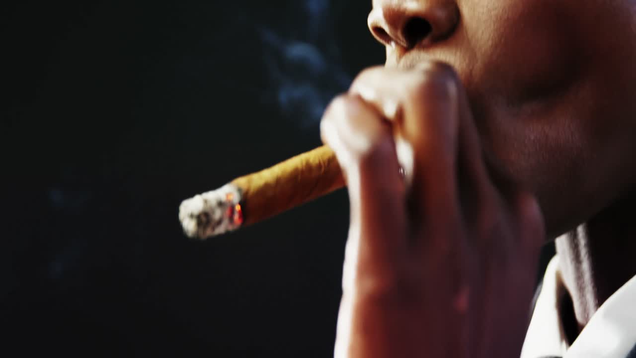 hombre andrógino con whisky y cigarro fumador