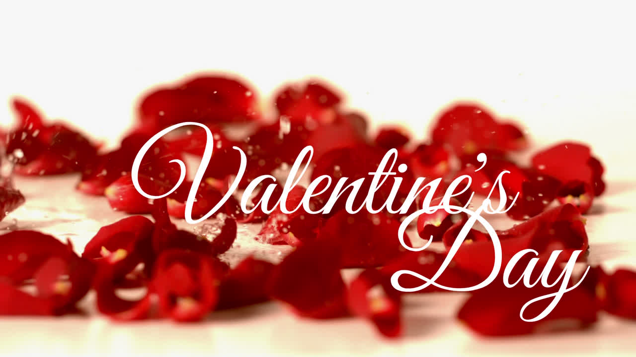 Texto del Día de San Valentín con fondo de flores rojas y una gota de agua