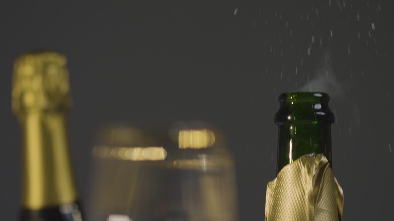 primer plano de una persona abriendo una botella de champán en una mesa en un restaurante