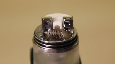 sale humo de la guata mojada en la bobina de vape