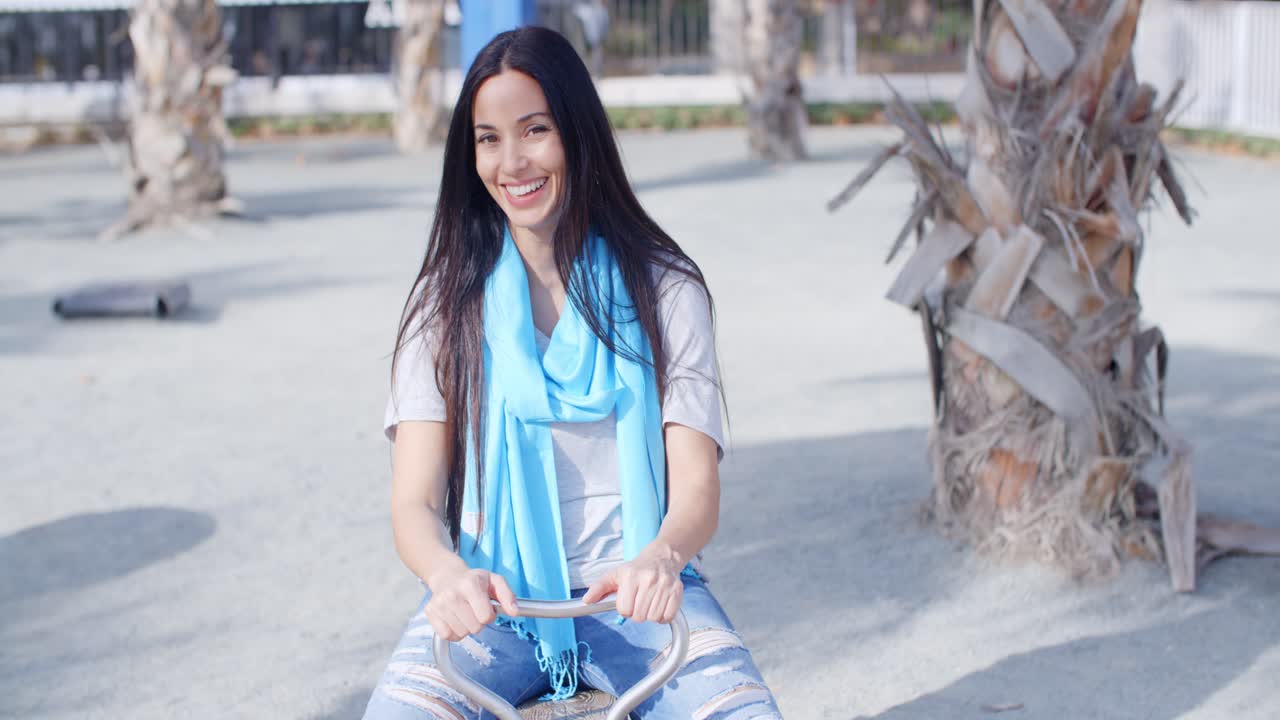 mujer emocionada aplaudiendo y celebrando