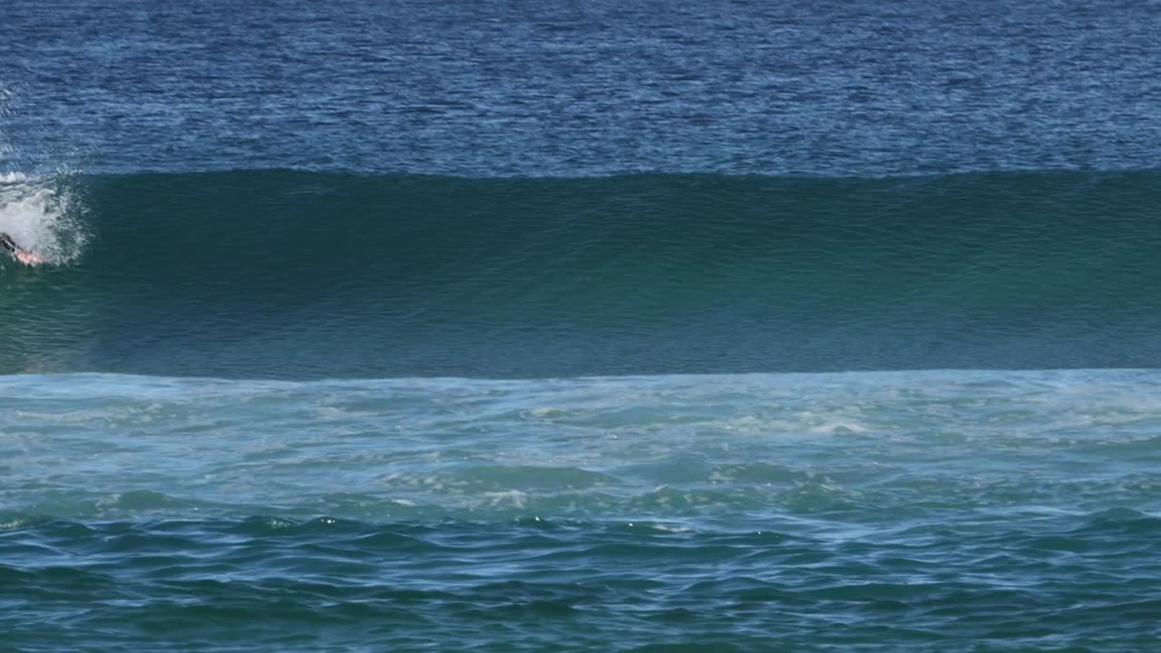 서퍼가 파도를 잡고 타는 장면