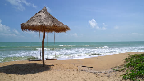 Columpiarse-En-La-Playa-Con-Fondo-De-Cielo-Azul-Y-Mar-Océano