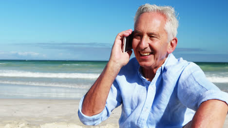 Hombre-Mayor-Hablando-Por-Teléfono-Móvil-En-El-Teléfono-En-La-Playa