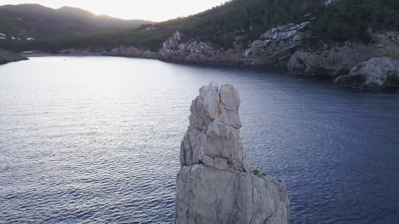 Orbita fluida del drone della punta rocciosa di Benirra all'alba