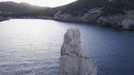 órbita suave de drones de la punta de roca de benirra al amanecer