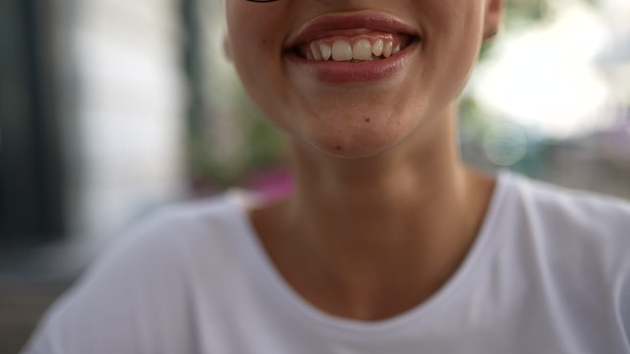 Donna sorridente che mostra la lingua