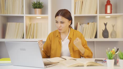 la estudiante exitosa está feliz y llena de alegría.