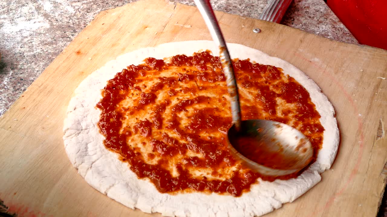 4k imágenes, primer plano chef yeso pastelería para pizza