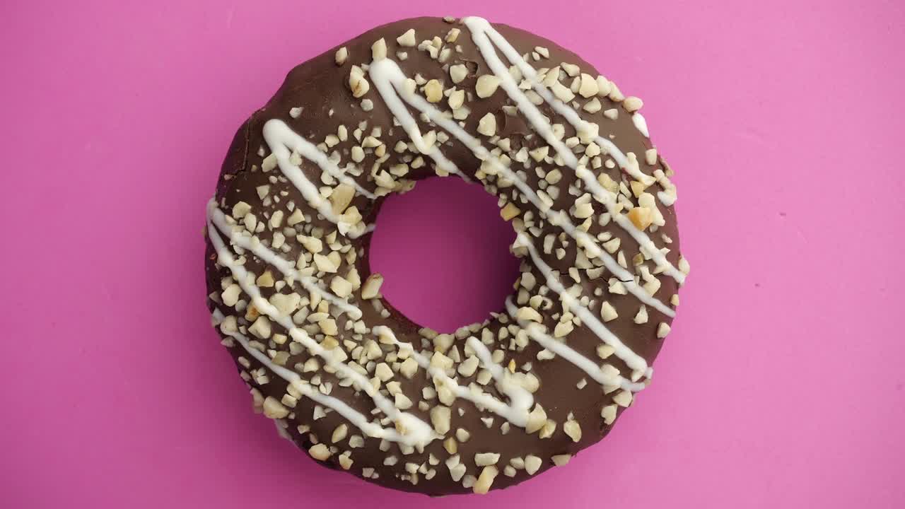 el donut glazado de primer plano.